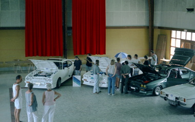 Aufstellung und Prsentation mit vielen Zuschauer in der Halle
Mise en place et prsentation avec de nombreux spectateurs dans la salle
Line-up and presentation with many spectators in the hall